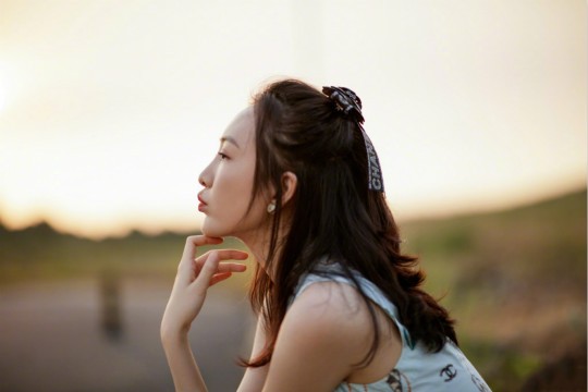 王鸥甜美元气七夕写真图片