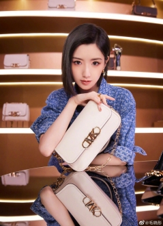 毛晓彤在某社交平台发图，妆容精致为某奢侈品包包做宣传